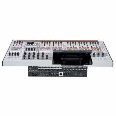 Consola de mistura áudio Behringer WING branca com botões, faders e ecrã embutido