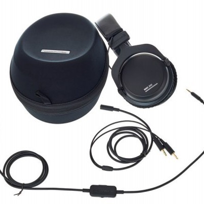 Auscultadores pretos com estojo rígido e três cabos, etiquetas com texto branco e metálico