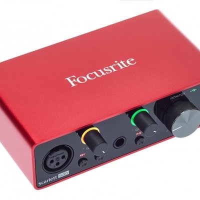 Interface de áudio Focusrite Scarlett Solo vermelha com botões e luzes LED