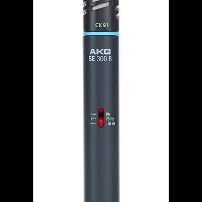 Microfone condensador AKG SE 300 B preto com detalhes azul e vermelho