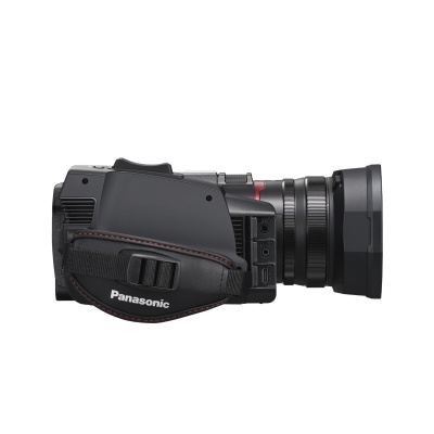 Câmara de vídeo Panasonic preta vista lateral com lente e pega almofadada