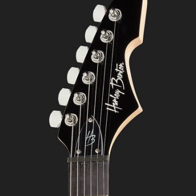 Cabeça de guitarra elétrica preta com cravelhas brancas e marca Harley Benton
