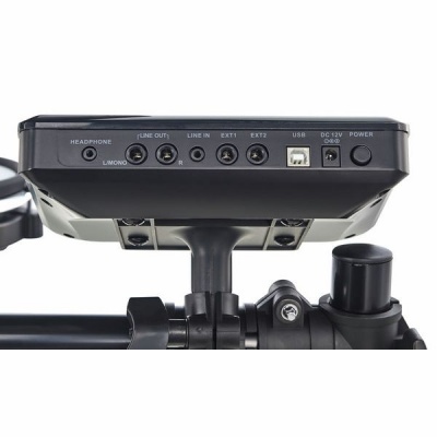 Equipamento electrónico preto com várias entradas montado numa estrutura metálica