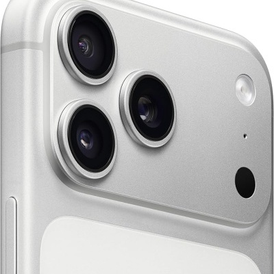 Smartphone prateado com três câmaras na traseira