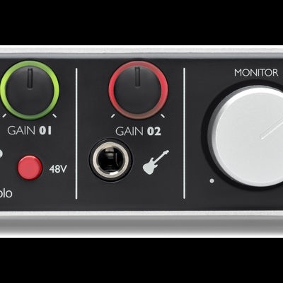 Interface de áudio Focusrite iTrack Solo com botões de ganho e volume e entradas XLR e jack