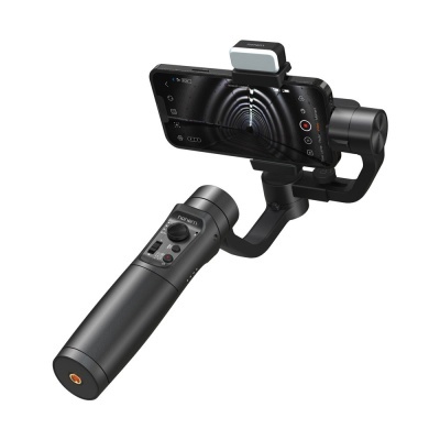 Gimbal preto com telemóvel montado em fundo branco