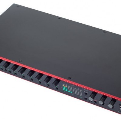 Equipamento de áudio profissional preto com detalhes em vermelho e botões na frente