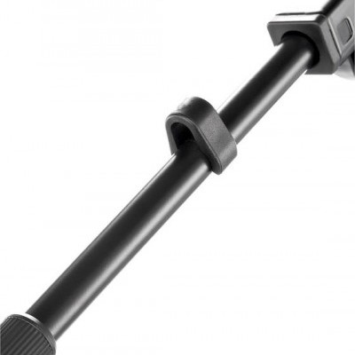 Extensão telescópica preta de metal com adaptador de plástico.