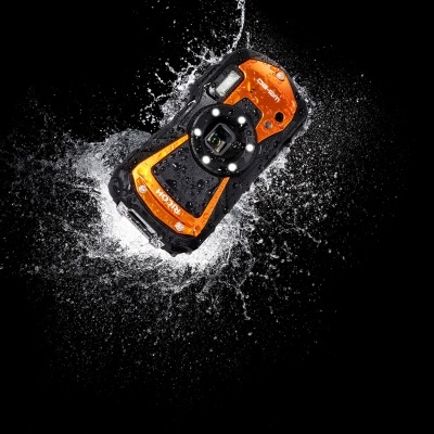 Telemóvel robusto preto e laranja da marca HORIZON com respingos de água