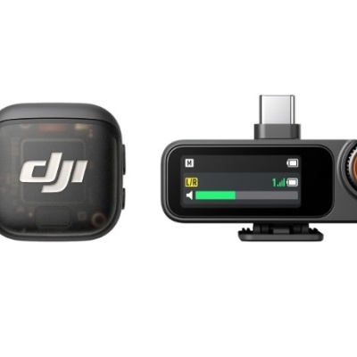 Microfone DJI transmissor e recetor preto com ecrã digital e botão laranja