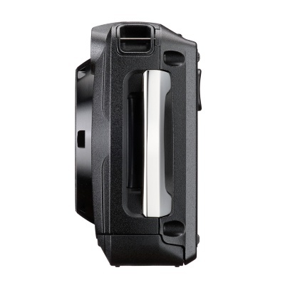 Caixa preta com pega prateada vista de lado