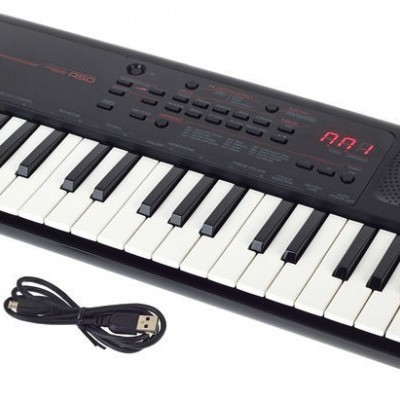 Teclado musical preto Yamaha PSS-F30 com 37 teclas e cabo USB