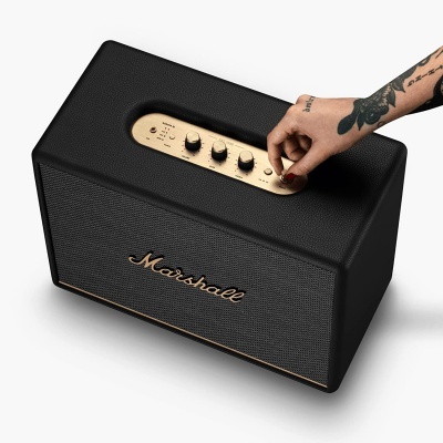 Coluna de som Marshall preta com painel dourado e logótipo