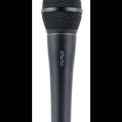 Microfone de mão preto com grelha metálica preta e texto d:facto e DPA.