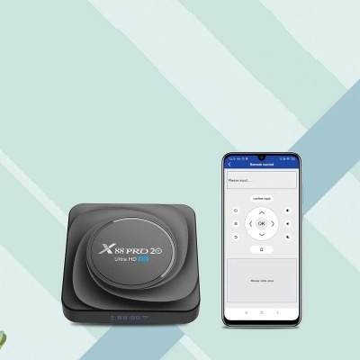 Caixa para TV X88 PRO 20 Ultra HD 4K e smartphone com aplicação de controlo remoto num fundo azul claro e branco