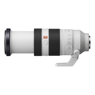 Objetiva fotográfica branca e preta com anel de foco preto e suportes