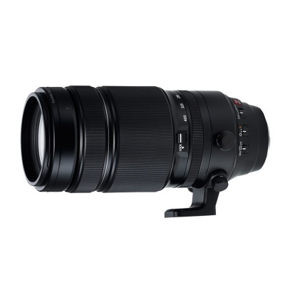 Objetiva fotográfica preta com anéis texturizados e inscrições, em fundo branco