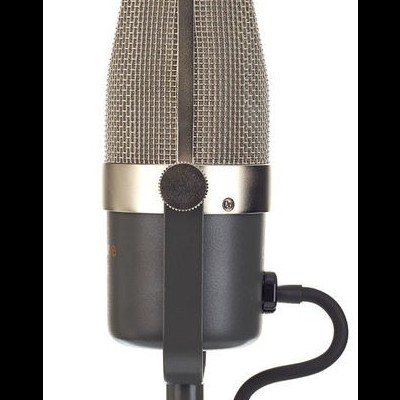 Microfone cinza e preto com grade metálica e suporte