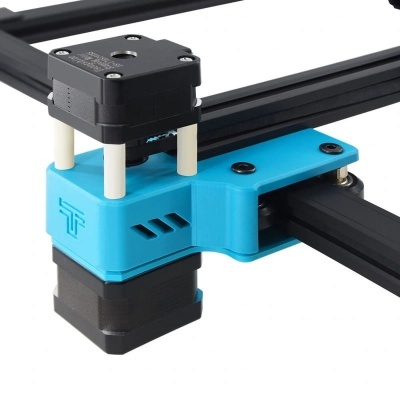 Mecanismo de estrutura metálica preta com suporte azul e parafusos brancos