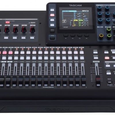 Consola de áudio digital preta TASCAM com botões e ecrã a cores