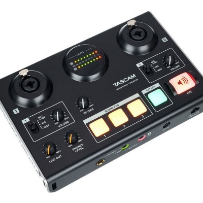 Interface de áudio preta TASCAM com botões e conectores XLR