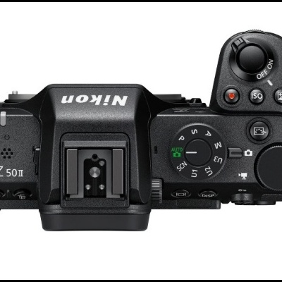 Câmara Nikon Z 50 II preta vista de cima com botões e mostradores visíveis