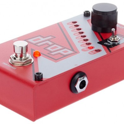 Pedal de efeitos musicais vermelho com botão e interruptor