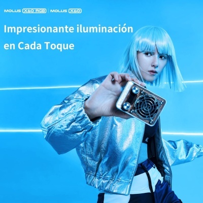 Pessoa de cabelos azuis com casaco prateado segurando dispositivo eletrônico com ventoinha, fundo azul com luzes.