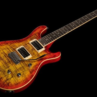 Guitarra elétrica em madeira laranja e amarela com dois captadores e botões de controle