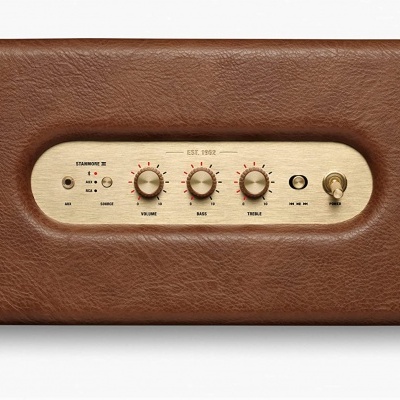 Amplificador portátil em couro castanho com painel de controlo dourado