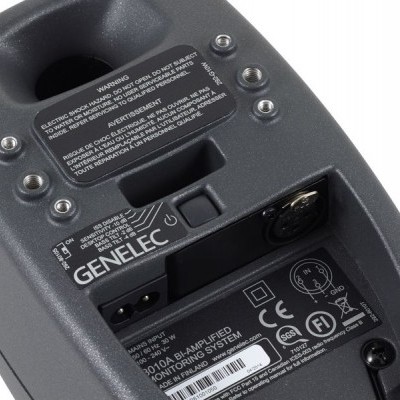 Parte traseira do altifalante Genelec 8010A com etiquetas e conector