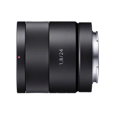 Objetiva fotográfica preta com texto 1.8/24