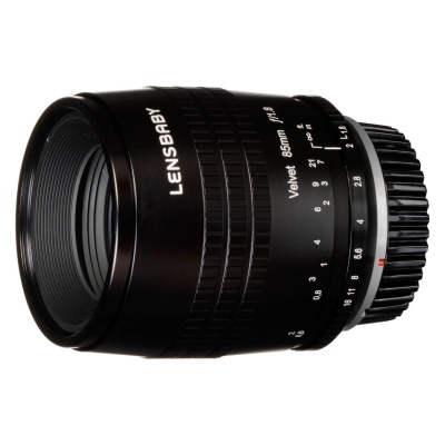 Objetiva fotográfica Lensbaby Velvet 85mm f/1.8 preta em fundo branco