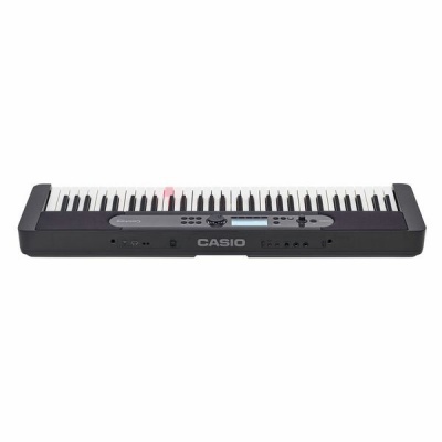 Teclado musical Casio preto e cinza com 61 teclas e visor digital azul