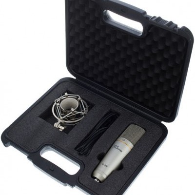 Microfone condensador em estojo rígido preto com espuma interna e acessórios