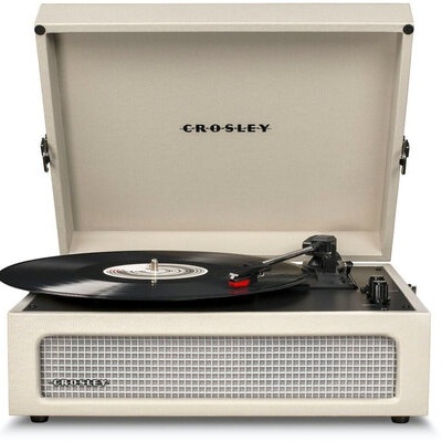 Tocadiscos branco Crosley com placa giratória preta e tampa aberta