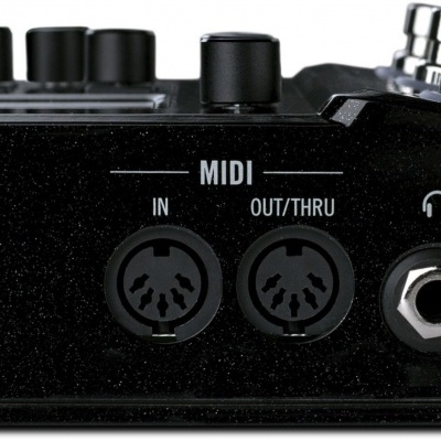 Dispositivo preto com portas MIDI e saída de auscultadores