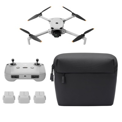 Drone branco com quatro hélices, comandos, três baterias e bolsa preta
