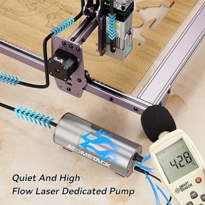 Máquina CNC cortando madeira com bomba laser AROMSTACK e medidor SMART SENSOR