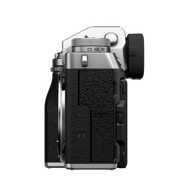 Câmera fotográfica prata e preta vista de lado com detalhes em metal e visor