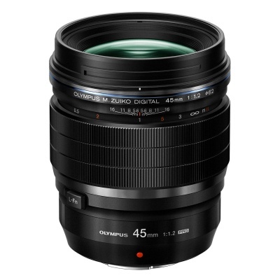 Objetiva fotográfica Olympus 45mm 1:1.2 preta com texto branco