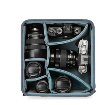 Organizador azul com duas câmaras fotográficas e quatro objetivas pretas