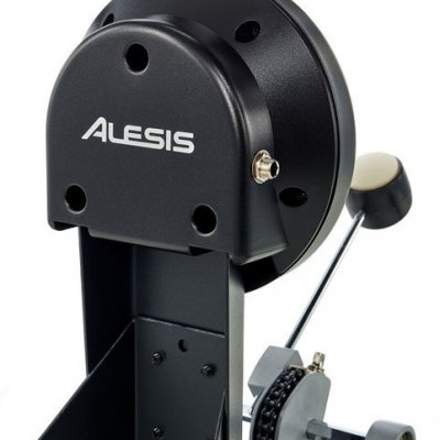 Pedal de bateria Alesis preto com corrente de transmissão