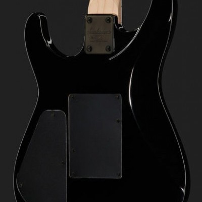 Guitarra elétrica preta vista de trás com tampas pretas e braço em madeira clara