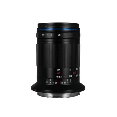 Objetiva fotográfica preta com marcações coloridas em fundo branco.