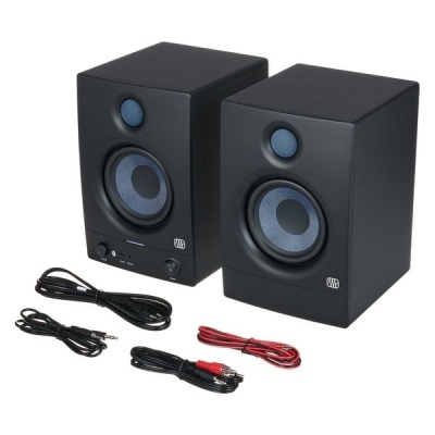 Par de colunas de som pretas com cabos