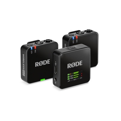 Três dispositivos de áudio portáteis RØDE Wireless Go pretos com ecrã e botões coloridos