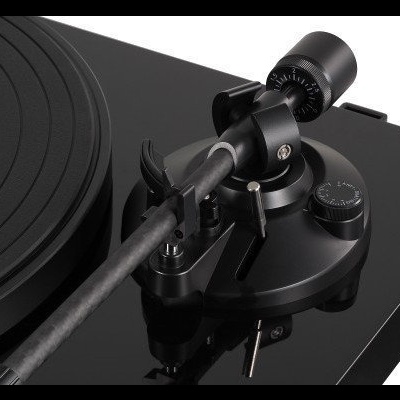 Braço antirresonância preto de gira-discos numa base preta