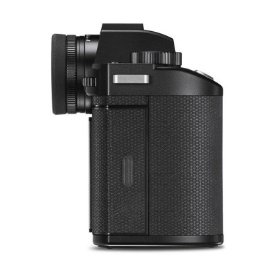 Câmara fotográfica digital preta vista lateral num fundo branco