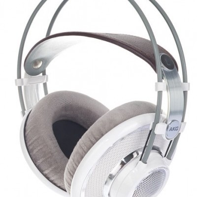 Auscultadores AKG brancos com almofadas cinzentas e headband marrom